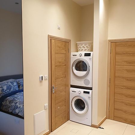 London Luxury Apartments 3 Bedroom Sleeps 8 With 3 Bathrooms 5 Mins Walk To Tube Station Free Parking Ilford Buitenkant foto