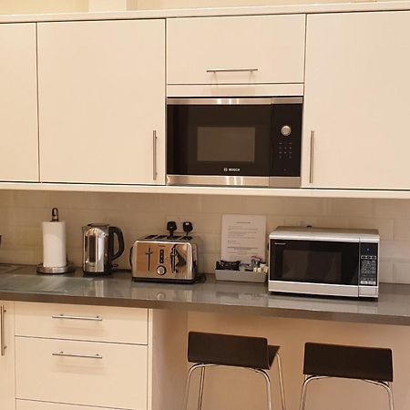 London Luxury Apartments 3 Bedroom Sleeps 8 With 3 Bathrooms 5 Mins Walk To Tube Station Free Parking Ilford Buitenkant foto