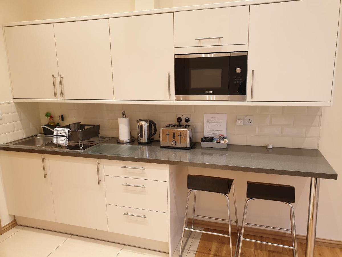 London Luxury Apartments 3 Bedroom Sleeps 8 With 3 Bathrooms 5 Mins Walk To Tube Station Free Parking Ilford Buitenkant foto