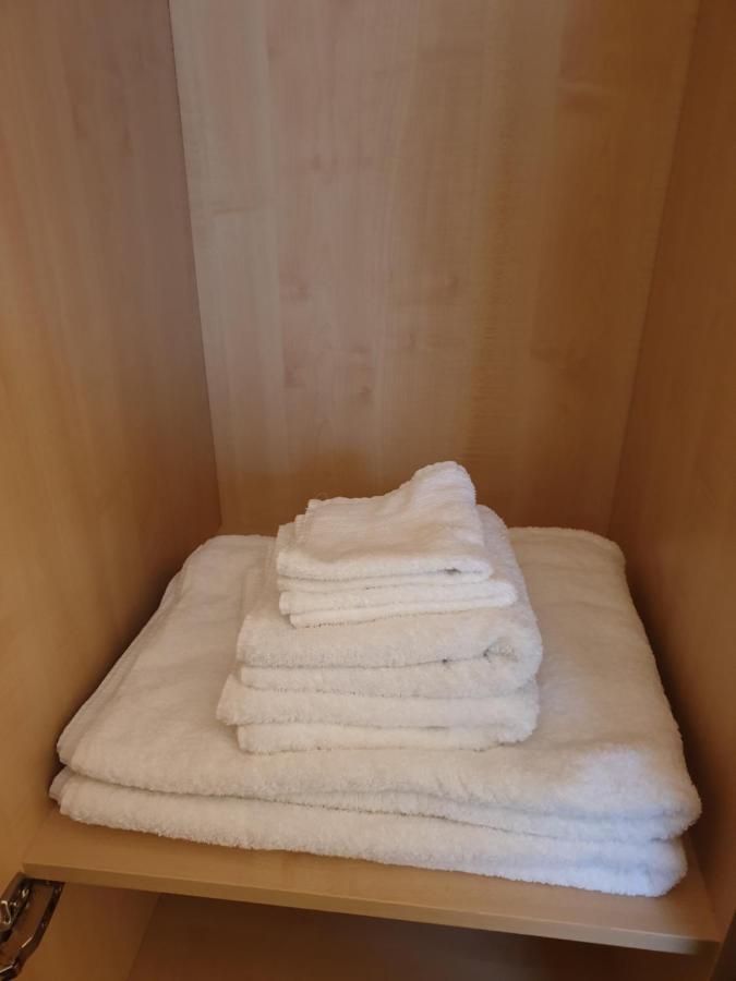 London Luxury Apartments 3 Bedroom Sleeps 8 With 3 Bathrooms 5 Mins Walk To Tube Station Free Parking Ilford Buitenkant foto