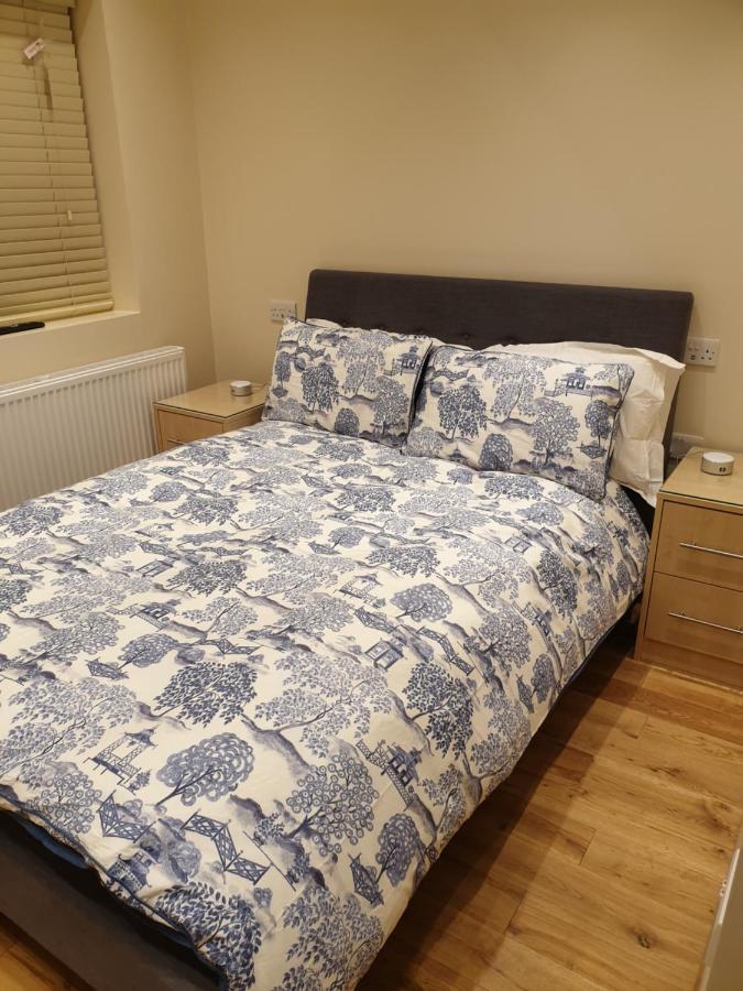 London Luxury Apartments 3 Bedroom Sleeps 8 With 3 Bathrooms 5 Mins Walk To Tube Station Free Parking Ilford Buitenkant foto