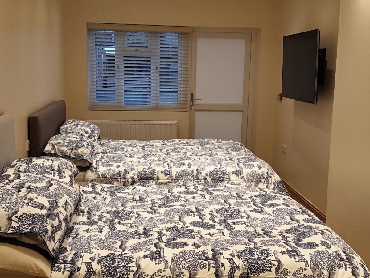 London Luxury Apartments 3 Bedroom Sleeps 8 With 3 Bathrooms 5 Mins Walk To Tube Station Free Parking Ilford Buitenkant foto