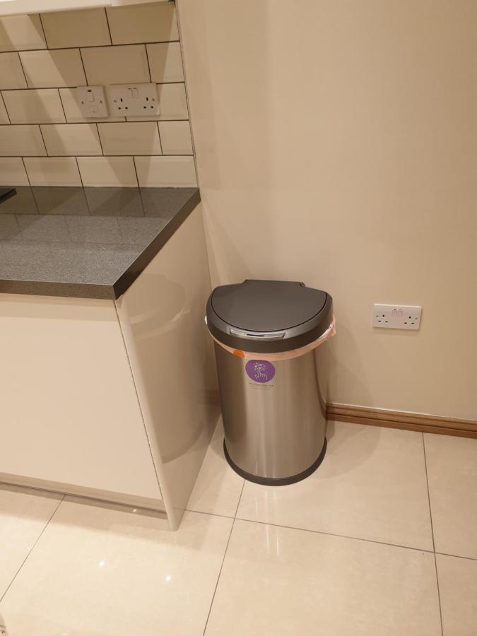 London Luxury Apartments 3 Bedroom Sleeps 8 With 3 Bathrooms 5 Mins Walk To Tube Station Free Parking Ilford Buitenkant foto