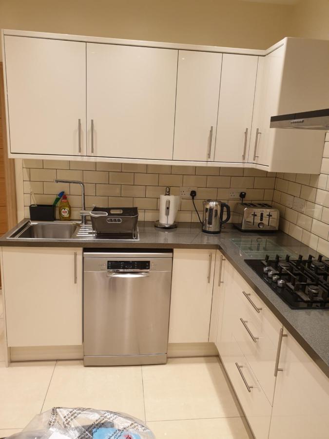 London Luxury Apartments 3 Bedroom Sleeps 8 With 3 Bathrooms 5 Mins Walk To Tube Station Free Parking Ilford Buitenkant foto