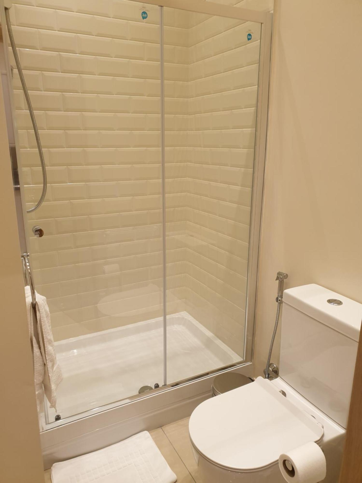 London Luxury Apartments 3 Bedroom Sleeps 8 With 3 Bathrooms 5 Mins Walk To Tube Station Free Parking Ilford Buitenkant foto