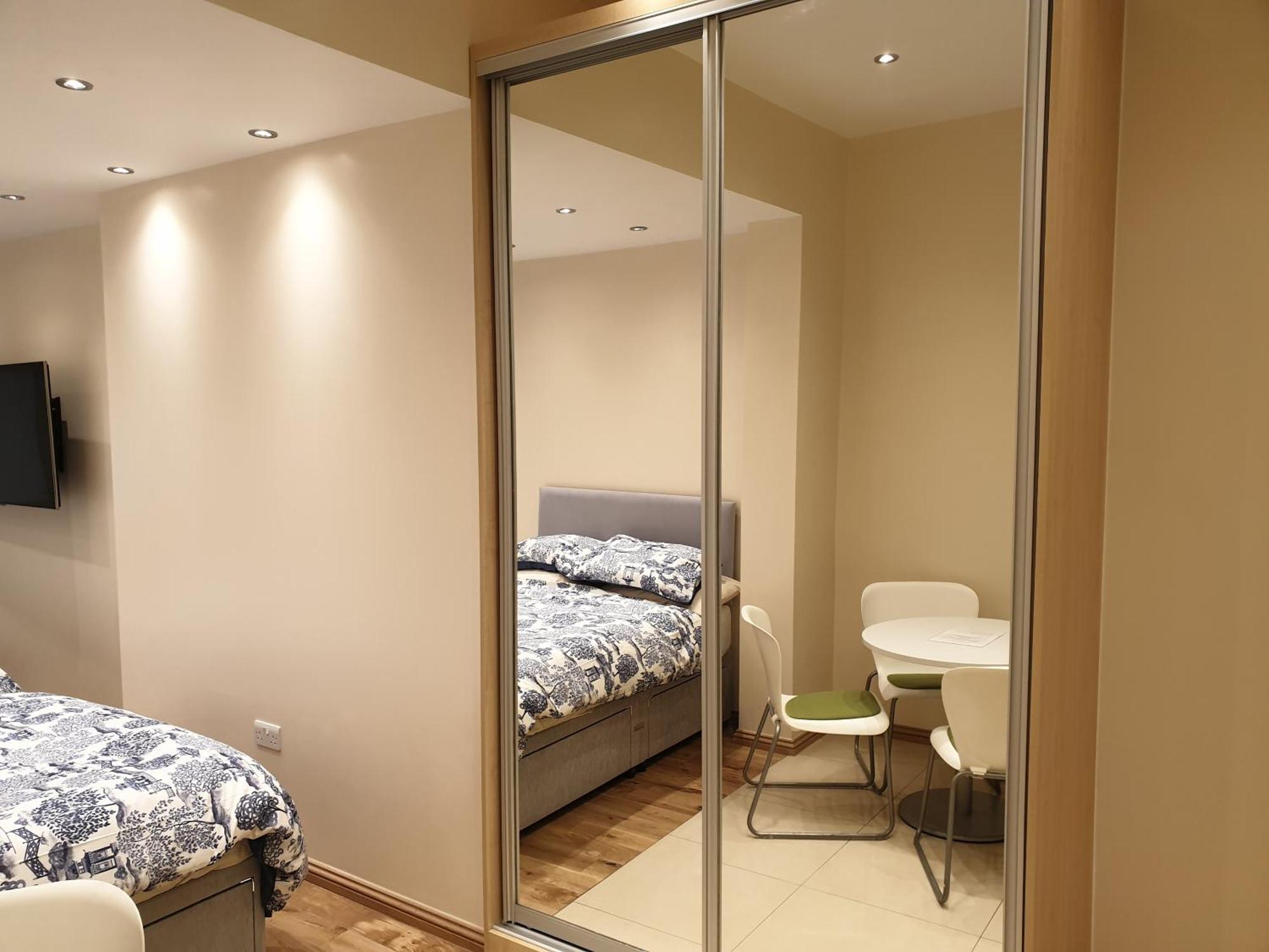 London Luxury Apartments 3 Bedroom Sleeps 8 With 3 Bathrooms 5 Mins Walk To Tube Station Free Parking Ilford Buitenkant foto