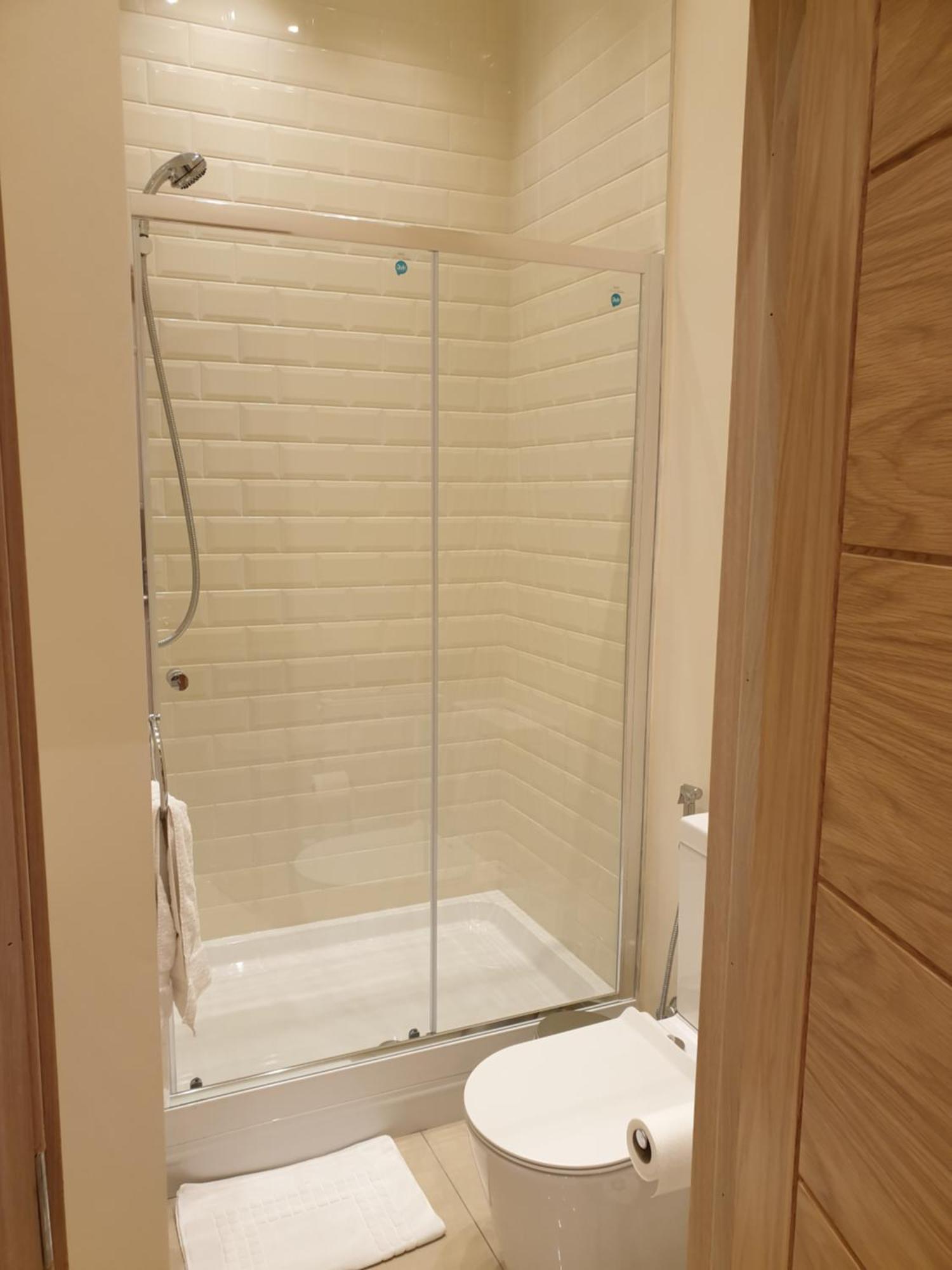 London Luxury Apartments 3 Bedroom Sleeps 8 With 3 Bathrooms 5 Mins Walk To Tube Station Free Parking Ilford Buitenkant foto