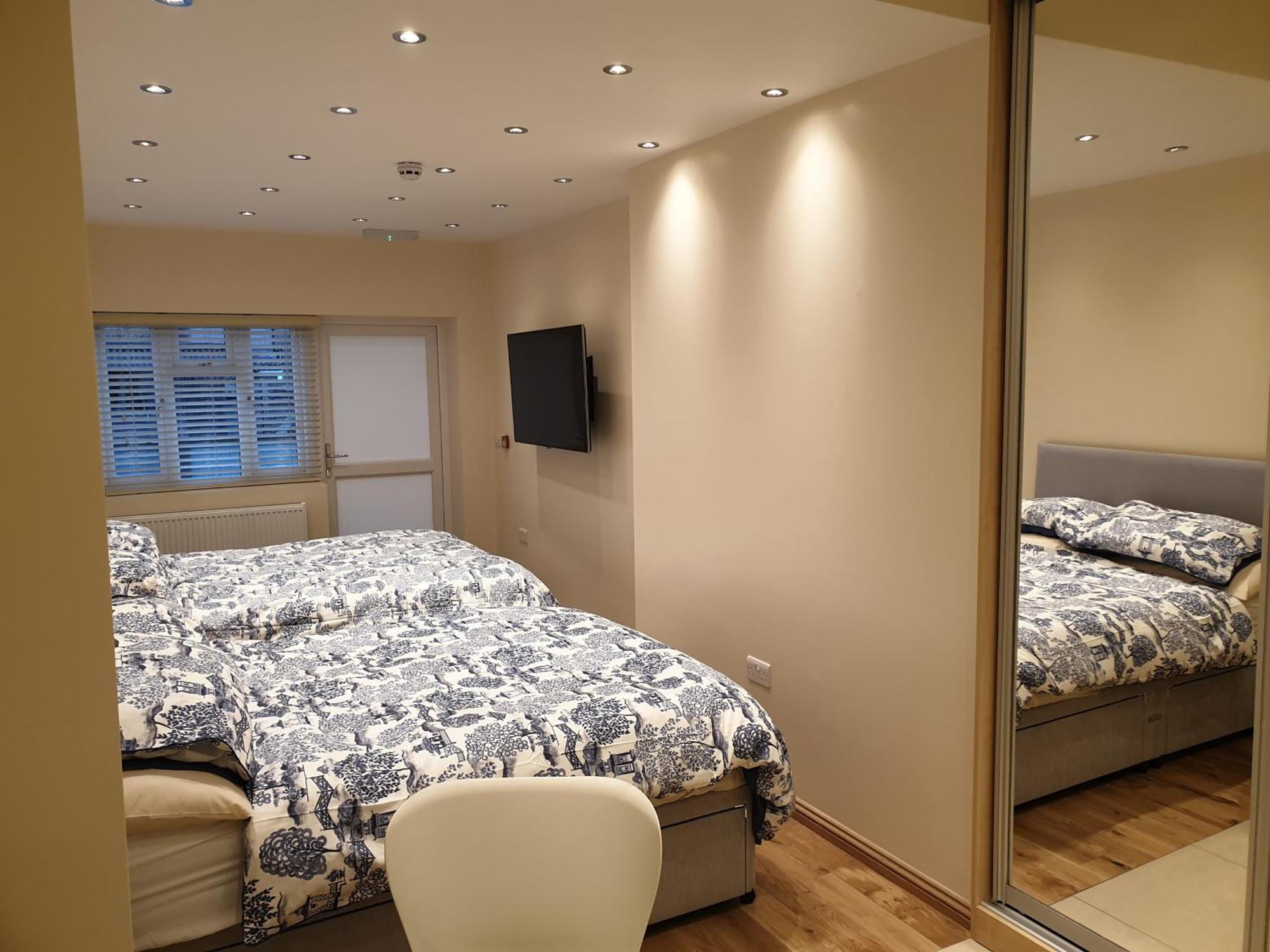 London Luxury Apartments 3 Bedroom Sleeps 8 With 3 Bathrooms 5 Mins Walk To Tube Station Free Parking Ilford Buitenkant foto