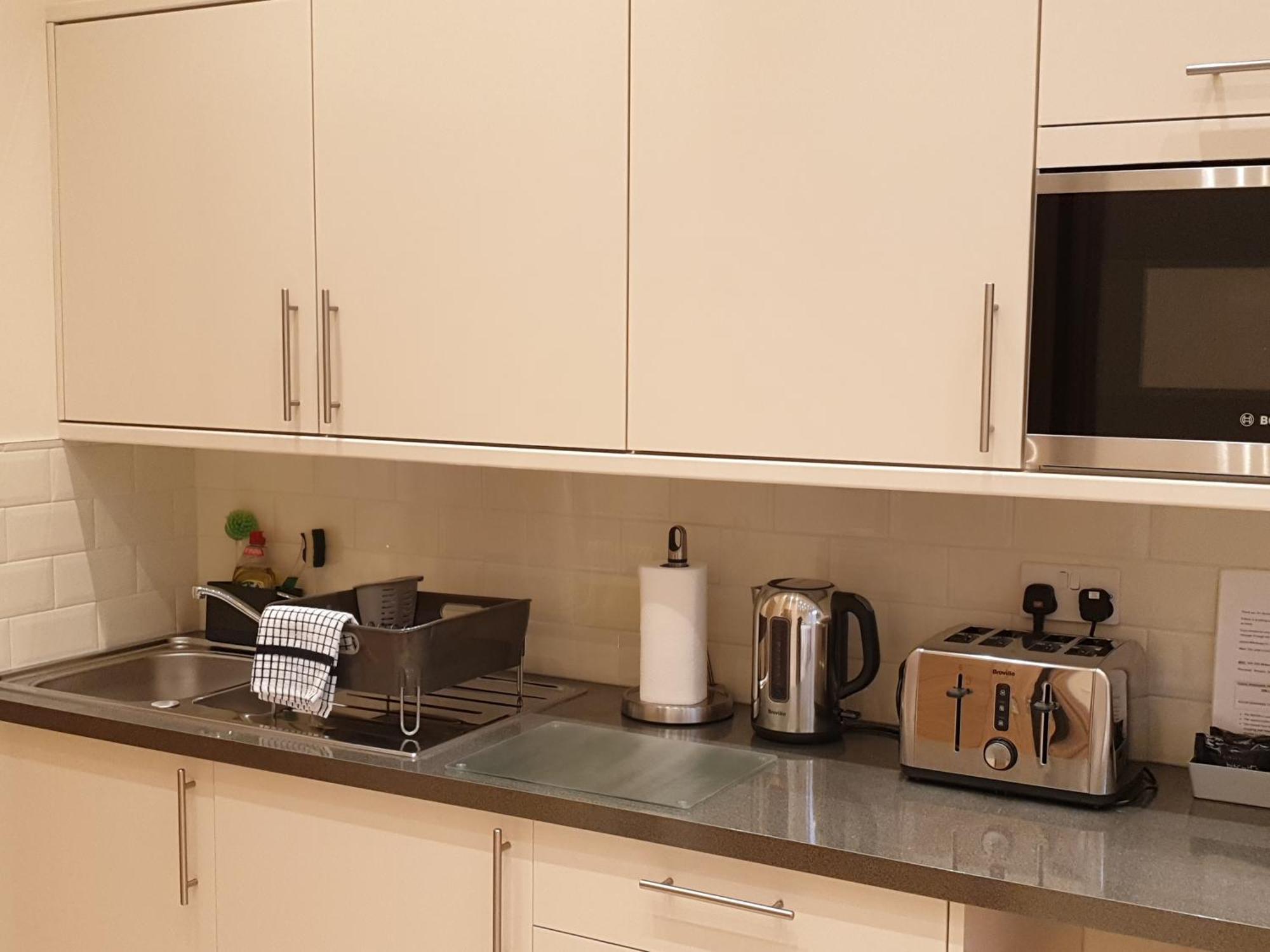 London Luxury Apartments 3 Bedroom Sleeps 8 With 3 Bathrooms 5 Mins Walk To Tube Station Free Parking Ilford Buitenkant foto