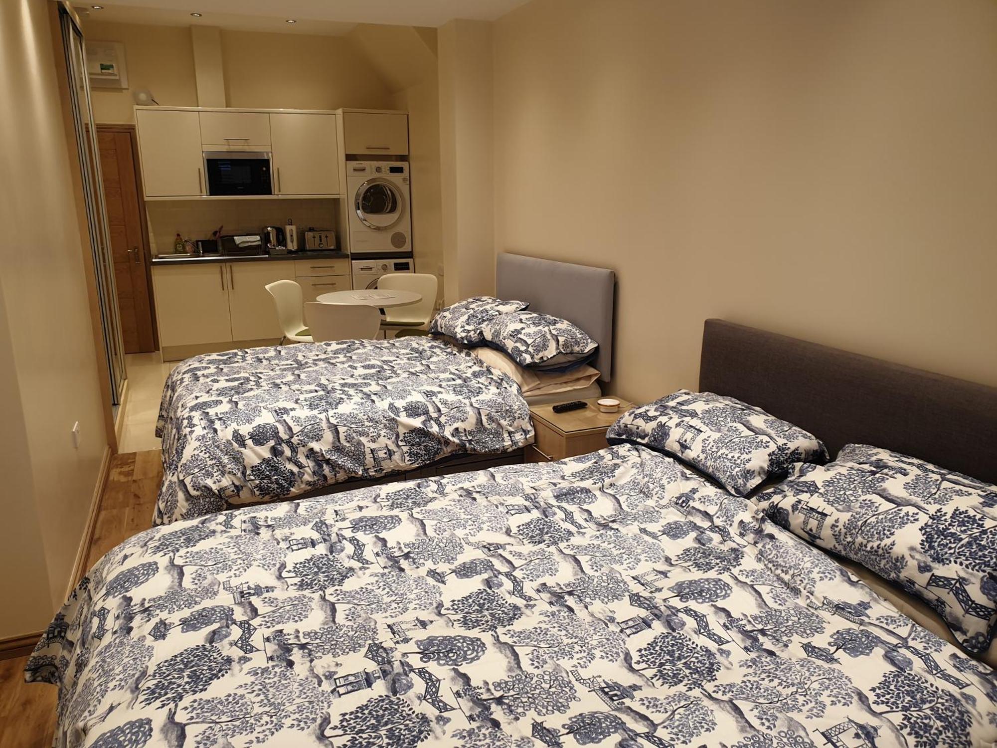 London Luxury Apartments 3 Bedroom Sleeps 8 With 3 Bathrooms 5 Mins Walk To Tube Station Free Parking Ilford Buitenkant foto